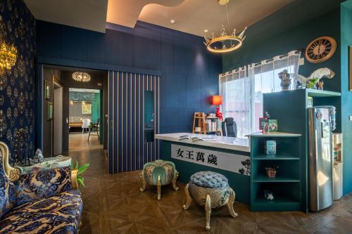 花蓮市的住宿－女王萬歲民宿，客厅设有蓝色的墙壁和冰箱。