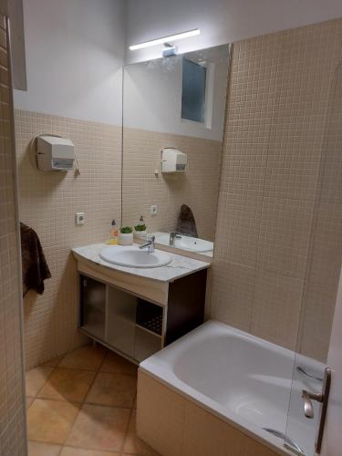 bagno con vasca, lavandino e specchio di JUAN BRAVO FRANCISCO SILVELA a Madrid