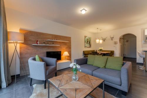 een woonkamer met een bank en een tafel bij AlpenParks Appartements Maria Alm in Maria Alm am Steinernen Meer