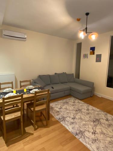 Uma área de estar em Modern and New Family flat in Beylikdüzü