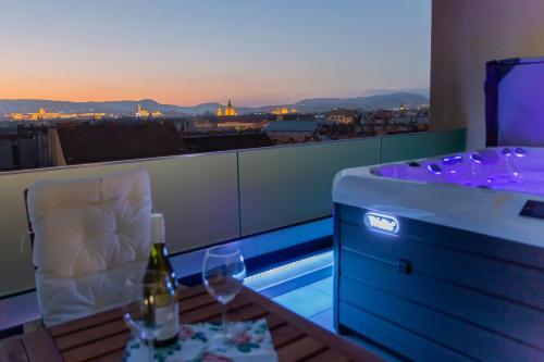 Centropolitan Penthouse I Jacuzzi I 2 Free Parking I Self Check-In