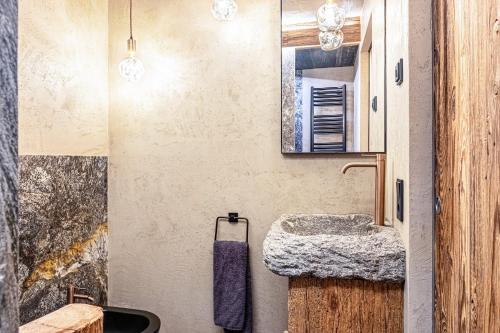 un piccolo bagno con lavandino e bancone di Spornberg Mountain Living Westberg a Soprabolzano