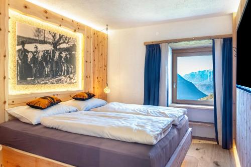 2 camas en un dormitorio con ventana en Spornberg Mountain Living Westberg, en Soprabolzano