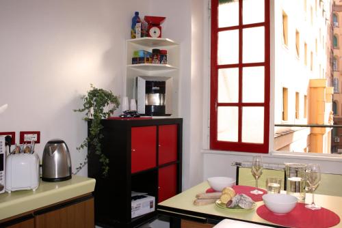 Una cocina con un armario rojo y una mesa con comida. en Arches B&B, en Roma