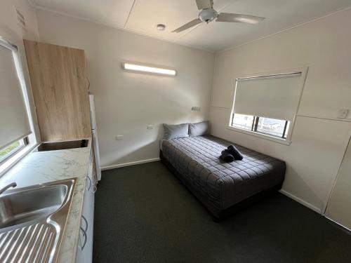 a room with a couch in a room with a sink at Hi-Way Motel Grafton - Contactless in Grafton