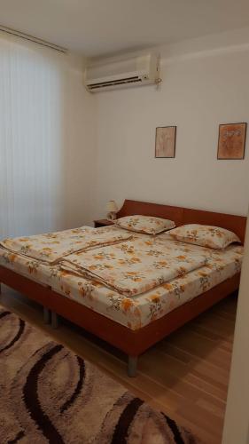 a bedroom with a bed in a room at Sunny houm in Nesebar