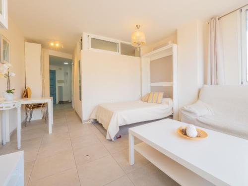 トロクスにあるCubo's Apartamento Costa del Oroのベッド、ソファ、テーブルが備わる客室です。