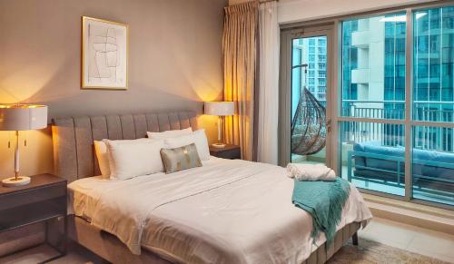 Postel nebo postele na pokoji v ubytování White Sage - Fountain View Stylish Apt With Spacious Terrace