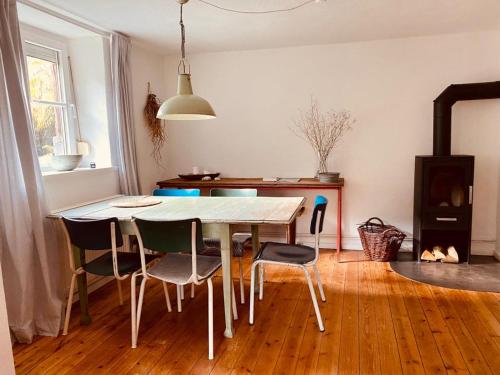 a dining room table and chairs in a room at Gemütliches Ferienhaus im Extertal/ Lippe in Extertal