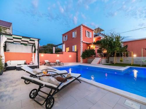 Un cochecito sentado en un patio junto a una piscina en Apartment Dionis Domus, en Vela Luka