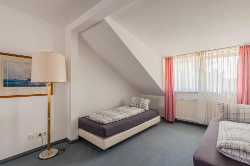 Postel nebo postele na pokoji v ubytování Pension für Monteure in Dresden, Zimmer mit eigenem Bad und großer Gemeinschaftsküche