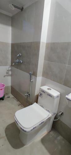 ein Bad mit einem weißen WC in einem Zimmer in der Unterkunft The Rukmani Homestay & Garden in Udaipur