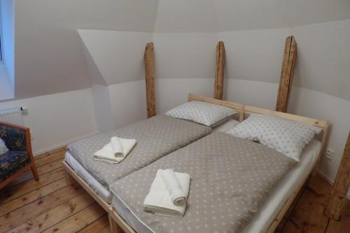 a bedroom with two twin beds with towels on them at Apartmán v Bételu in Chrastava