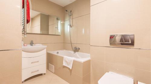 y baño con lavabo y aseo. en Cold Mountain Apartment in Silver Mountain Resort en Poiana Brasov