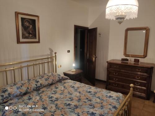 a bedroom with a bed and a dresser and a mirror at Charlie's Home Arezzo-Appartamento-B&B Arezzo con Parcheggio privato- Arezzo Città del Natale 2023 - Centro Arezzo Fiere e Congressi- Mercatini Natale Arezzo Casa di Babbo Natale e Villaggio Tirolese 2023 in Arezzo