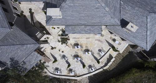 Elle offre une vue sur la terrasse dotée d'une table et de chaises. dans l'établissement MounTrace Suites & SPA, à Monodendri