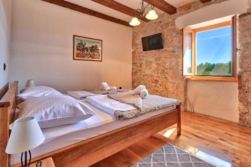 Ένα ή περισσότερα κρεβάτια σε δωμάτιο στο Villa Jacassa with pool and jacuzzi