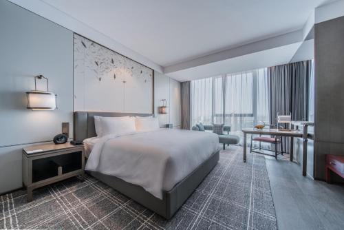HUALUXE Xi'an Chanba by IHG-西安浐灞华邑酒店-Near Xi'an International Convention Exhibition Center and Shopping mall and The Romantic show of Xi'an-Free Luggage Storage-English Serviceにあるベッド