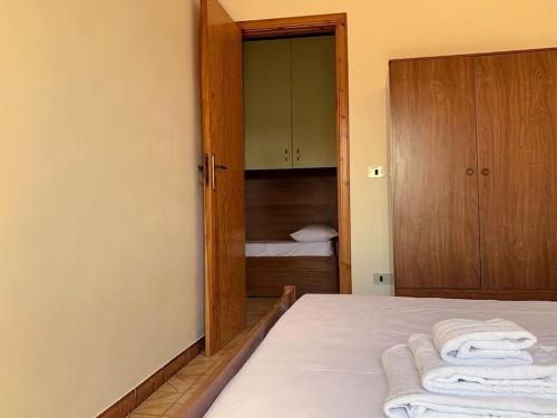 A bed or beds in a room at Brain Apartment Scalea - Parco Edil Blu