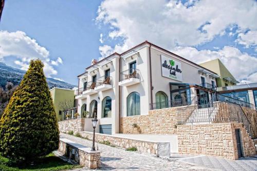 YerakárionにあるAlexander Mountain Resortの前に木がある建物