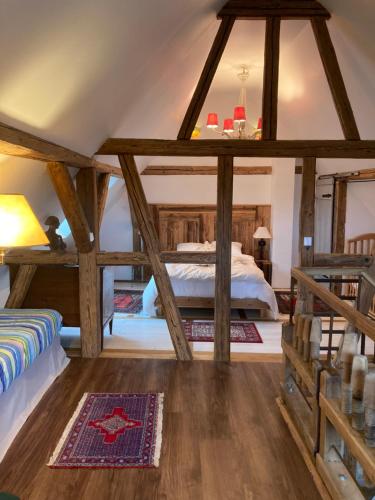 um quarto com uma cama num sótão em Le Grenier em Marlenheim