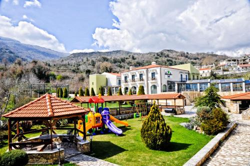 Alexander Mountain Resort في Yerakárion: منتجع فيه ملعب ومبنى