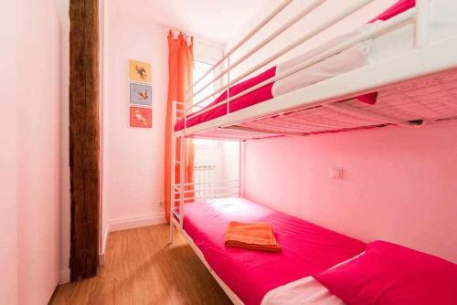 A bed or beds in a room at centro Madrid Familiar alojamiento termporal