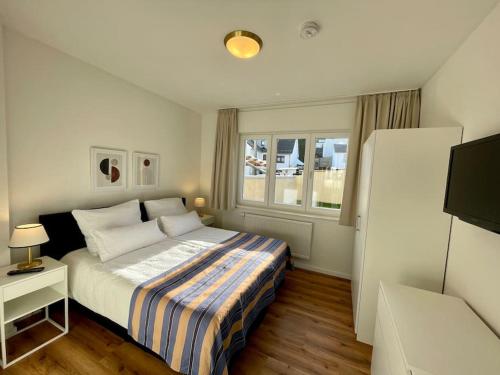 ein kleines Schlafzimmer mit einem Bett und einem Fenster in der Unterkunft Ferienwohnung Freude am Kurpark in Bad Neuenahr-Ahrweiler