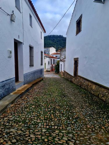 an alley in a town with white buildings at La Casa Junto al Sendero del Río & Piscina # aire acondicionado in Los Romeros