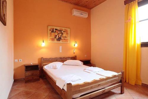 Giường trong phòng chung tại Yannis' Village