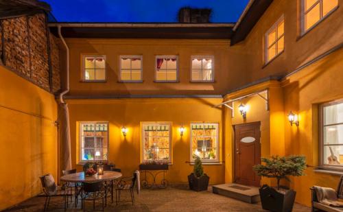 une pièce avec une table et des chaises dans un bâtiment dans l'établissement Angel House Vilnius, 4A, à Vilnius