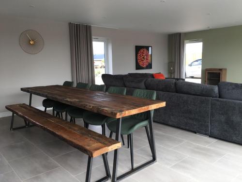 un soggiorno con un tavolo di legno e un divano di Chestnut House, Ashlin Farm Barns a Lincoln