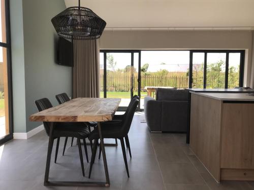 una sala da pranzo con tavolo e sedie in legno di White Swan Cottage, Ashlin Farm Barns a Lincoln