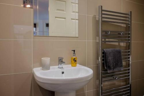 Ένα μπάνιο στο Spacious two bedroom, two bathroom Beach Nest with garden