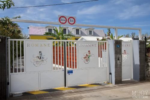 a gate in front of a house at Ylangae DODO avec Jacuzzi à 150m du lagon in Saint-Leu