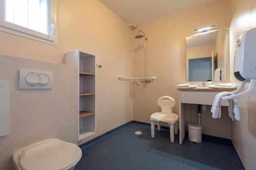 La salle de bains est pourvue de toilettes et d'un lavabo. dans l'établissement Terres de France - Le Domaine Du Golf, à Saumur