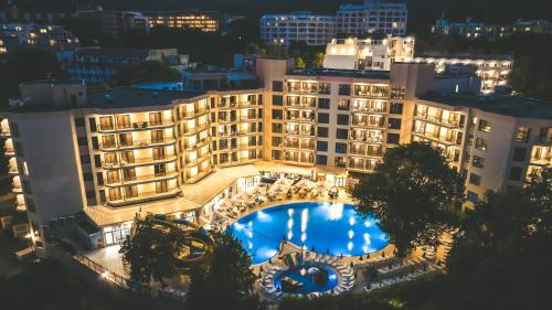 eine Luftansicht eines Hotels mit großem Pool in der Unterkunft Prestige Hotel and Aquapark - All inclusive in Goldstrand