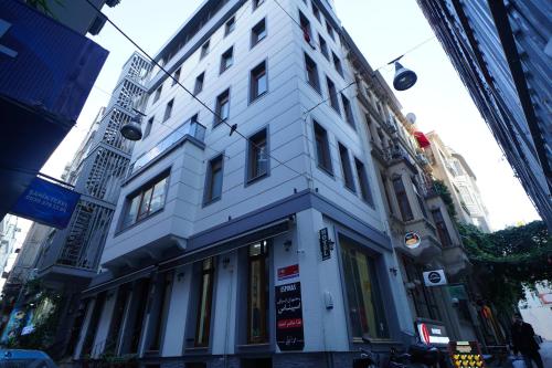 Un edificio alto y blanco en una calle de la ciudad. en Blue Point Hotel, en Estambul
