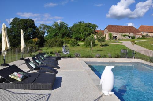 - une rangée de chaises longues à côté de la piscine dans l'établissement Cabane Spa La Truffière - Cantecor, à Alvignac