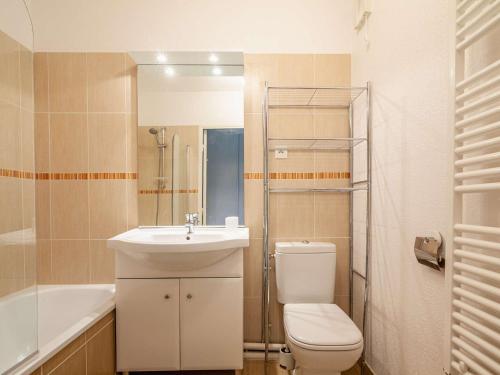 une salle de bain avec un lavabo, des toilettes et une douche dans l'établissement Calme et proche plage avec parking à Hendaye - FR-1-2-327, à Hendaye