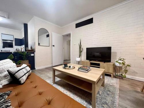 Een TV en/of entertainmentcenter bij Freshly renovated stylish 3 bedroom
