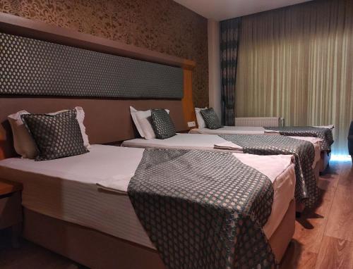 una habitación de hotel con 2 camas en una habitación en Balıkesir Öğretmenevi, en Çayirhisar
