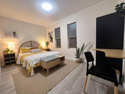 Letto o letti in una camera di Freshly renovated stylish 3 bedroom