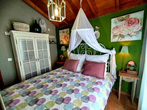 een slaapkamer met een hemelbed bij El Topo in Puntagorda