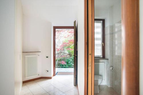 bagno con servizi igienici e porta a vetri di Villa Vista Lago di Como by villavistalago a Bellano