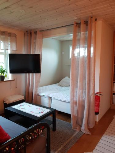 Postel nebo postele na pokoji v ubytování Stuga i Gamla-köpstad