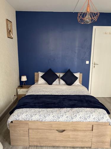 ニースにあるLe danaの青い壁のベッドルーム1室(大型ベッド1台付)