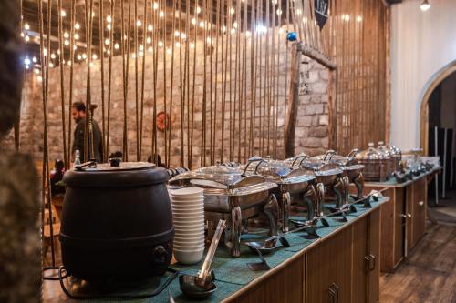 Restaurace v ubytování Winterfell The Stay, Unique River Front Resort