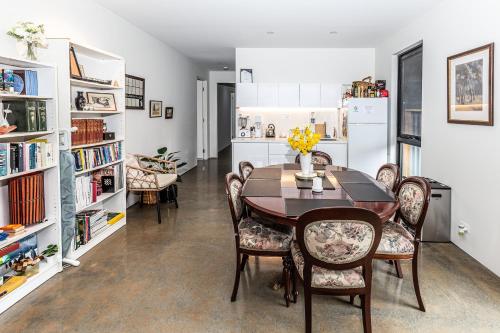 a kitchen and dining room with a table and chairs at Hanging Rock Views in Woodend