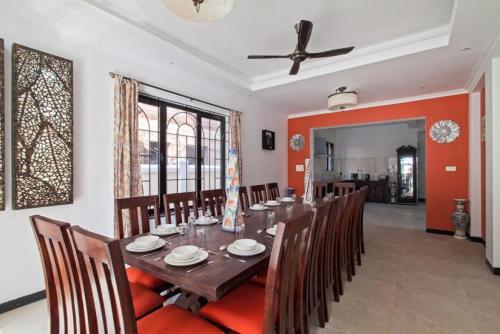 Ruang duduk di Elevate your next Adventure at Villa Calangute Goa